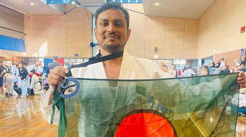 ৩৪তম ভিক্টোরিয়া কারাতে কাপে রৌপ্য জিতলেন কুড়িগ্রামের সুমন