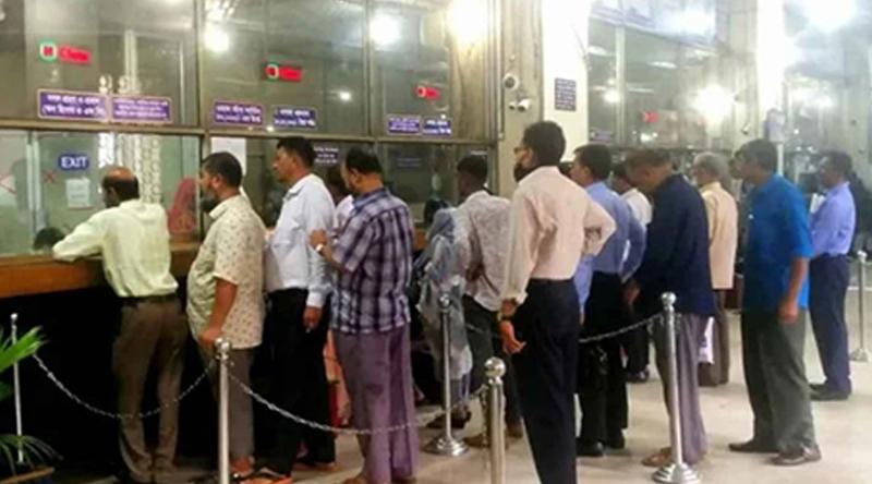 স্বাভাবিক নিয়মে ফিরছে ব্যাংক, লেনদেন চলবে বিকেল ৪টা পর্যন্ত