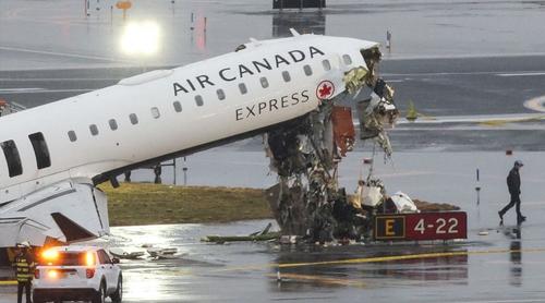 নিউইয়র্কে যাত্রীবাহী বিমানের সঙ্গে ফায়ার ট্রাকের সংঘর্ষ, ২ পাইলট নিহত