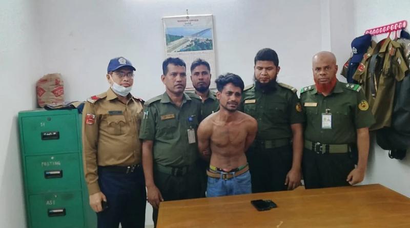 আনসারের অভিযানে ছিনতাইকারী গ্রেপ্তার, যাত্রীদের মোবাইল উদ্ধার