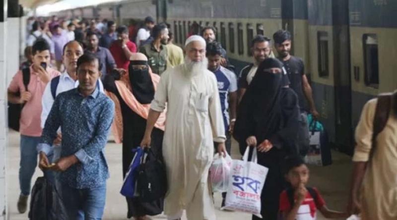 ঈদের ছুটির শেষে রাজধানীর পথে মানুষের ভিড়