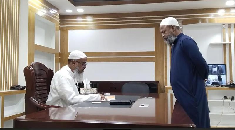 নোয়াখালীতে ছুটি শেষে অফিসে এসে কর্মচারীদের সতর্ক করলেন জেলা পরিষদ প্রশাসক