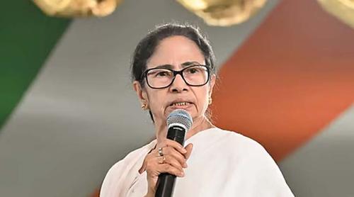 টানা চতুর্থ বার পশ্চিমবঙ্গের মুখ্যমন্ত্রী হওয়ার দৌড়ে এগিয়ে মমতা