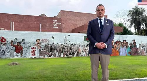 মুক্তিযুদ্ধ-জুলাই স্মৃতি জাদুঘর পরিদর্শন করলেন মার্কিন রাষ্ট্রদূত