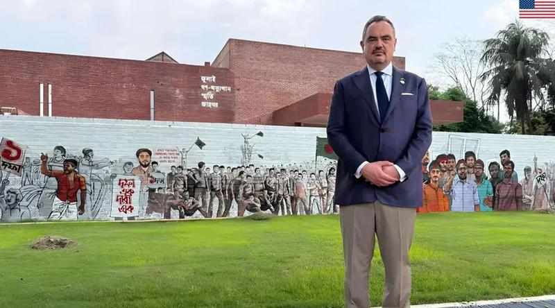 মুক্তিযুদ্ধ-জুলাই স্মৃতি জাদুঘর পরিদর্শন করলেন মার্কিন রাষ্ট্রদূত