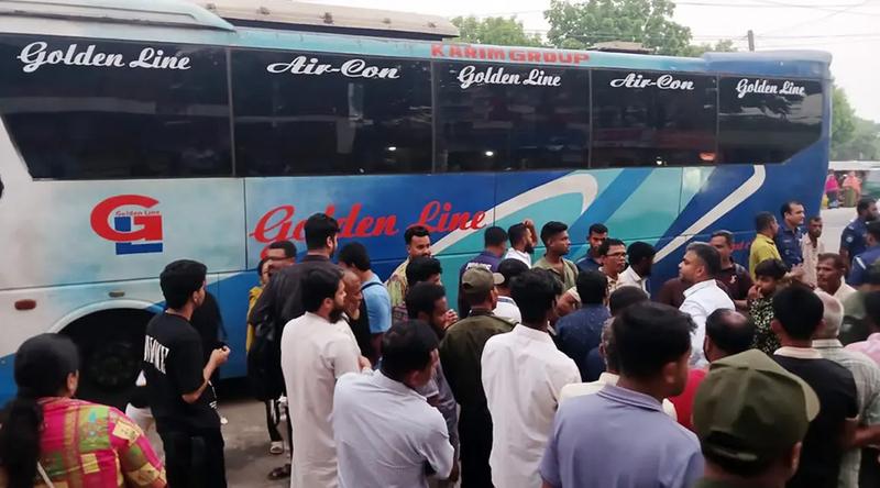 ৮০০ টাকার ভাড়া ১২০০ নেওয়ায় গোল্ডেন লাইন পরিবহনকে ৫০ হাজার টাকা জরিমানা