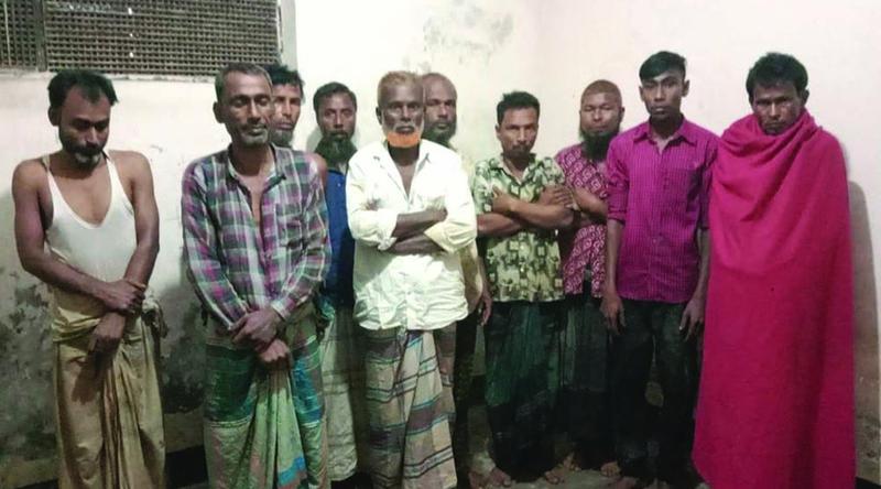 ফুলবাড়িয়ায় জুয়ার আসরে অভিযান, সরঞ্জামসহ গ্রেপ্তার ১২