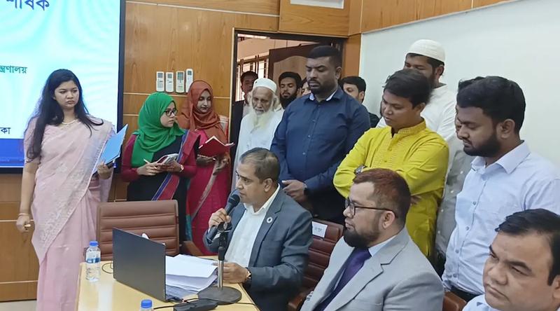 মন্ত্রীকে ২ মিনিটের বক্তব্যে ৫০ বারের বেশি ‘স্যার’ সম্বোধন ডিসির