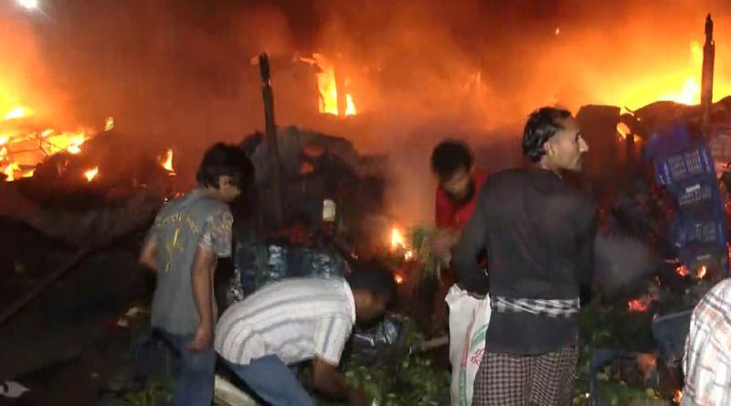 রাজধানীর রায়েরবাজার কৃষিমার্কেটে আগুন