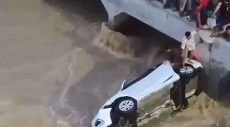 জীবনের ঝুঁকি নিয়ে দুই ভারতীয় যুবককে বাঁচালেন পাকিস্তানি যুবক