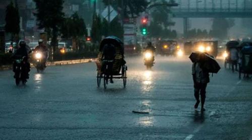 তীব্র ঝড়ো বৃষ্টিতে ভিজলো রাজধানীবাসী