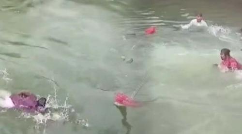 কয়েকজন সাঁতরে উঠলেও অধিকাংশ যাত্রী নিয়েই ডুবে বাস