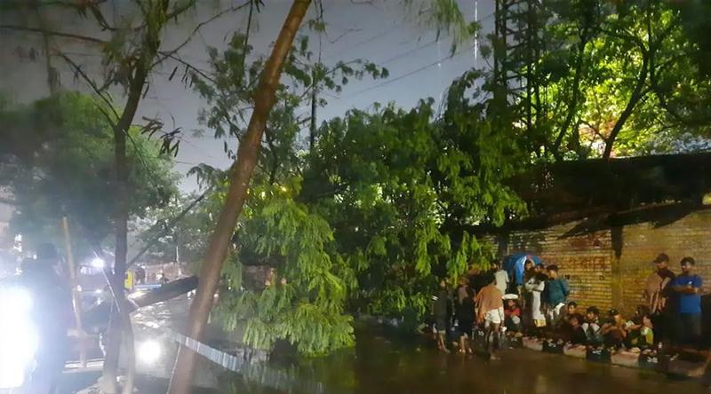 রাজধানীতে তীব্র ঝড়-বৃষ্টি, গাছ উল্টে কমলাপুরে সড়ক বন্ধ