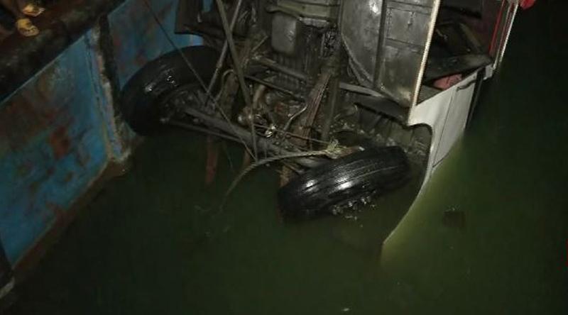 টেনে তোলা হচ্ছে পদ্মায় ডুবে যাওয়া বাস