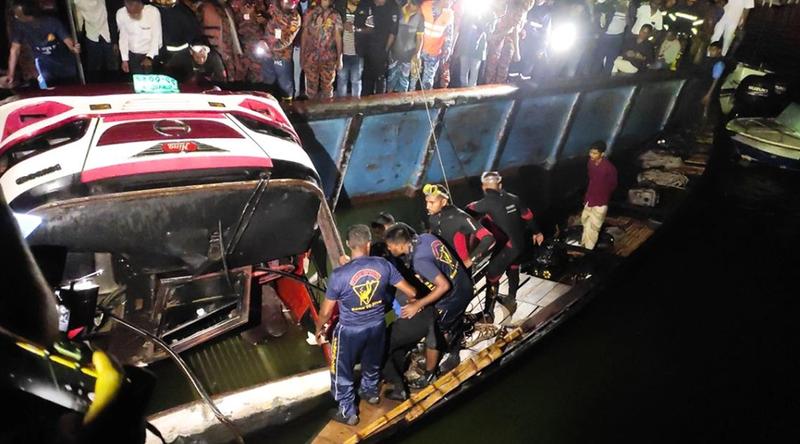 পদ্মায় তলিয়ে যাওয়া যাত্রীবাহী বাসটি উদ্ধার