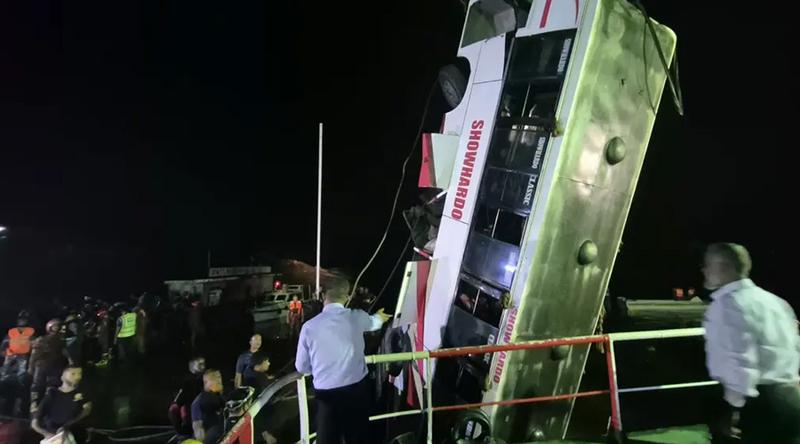 পদ্মা নদীতে যাত্রীবাহী বাস ডুবি, ১৪ জনের মরদেহ উদ্ধার