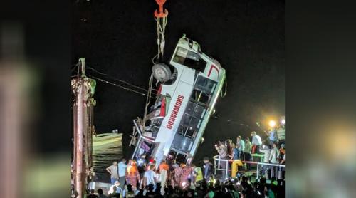 উদ্ধার হওয়া বাসটি থেকে এখন পর্যন্ত ১৬ জনের মরদেহ উদ্ধার