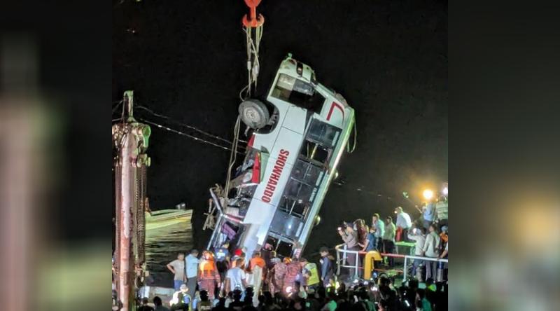 উদ্ধার হওয়া বাসটি থেকে এখন পর্যন্ত ১৬ জনের মরদেহ উদ্ধার