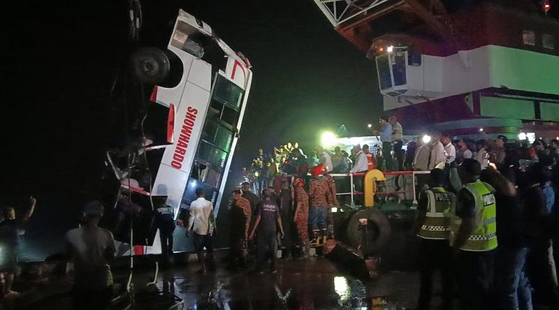 দৌলতদিয়া ফেরিঘাটে বাসডুবির ঘটনায় মৃতের সংখ্যা বেড়ে ১৮