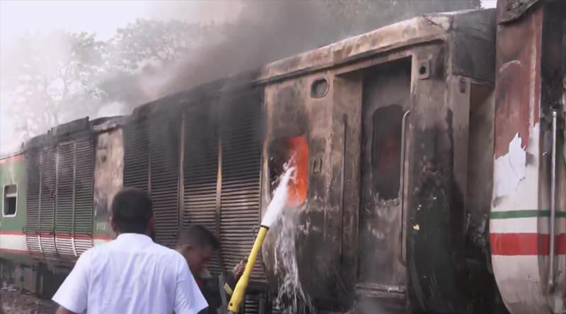 চট্টগ্রামে চট্টলা এক্সপ্রেসের ইঞ্জিনে আগুন