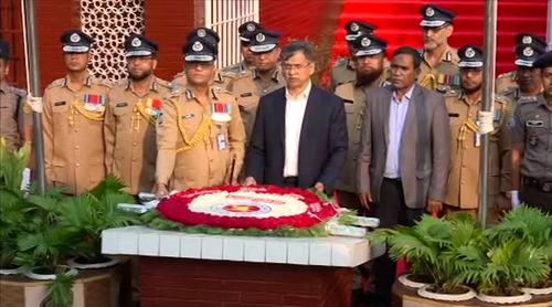 রাজারবাগে পুলিশ স্মৃতিসৌধে স্বরাষ্ট্রমন্ত্রীর শ্রদ্ধা