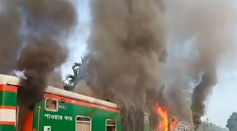 চট্টলা এক্সপ্রেসের বগির আগুন নিয়ন্ত্রণে