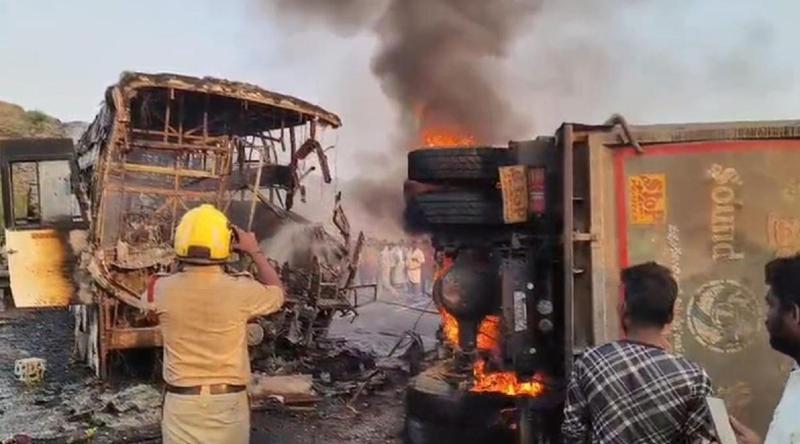 ভারতে বাস ও লরির সংঘর্ষে আগুন, ঘটনাস্থলেই নিহত ১৩