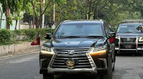 প্রথমবারের মতো প্রধানমন্ত্রী তারেক রহমানের গাড়িতে জাতীয় পতাকা