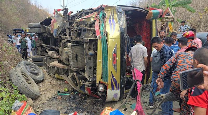 রাঙামাটিতে যাত্রীবাহী বাস উল্টে আহত ১৯