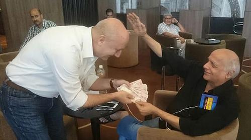 প্রত্যেক সিনেমার পরে কেন মহেশ ভাটকে ২৫ হাজার রুপি দেন অনুপম খের!