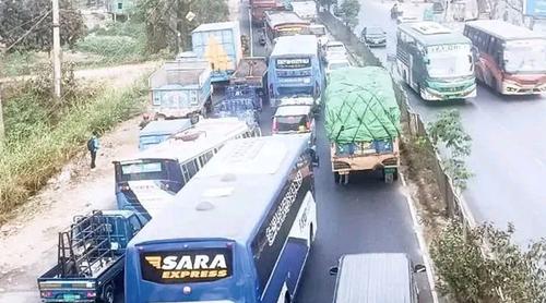 ঢাকা-চট্টগ্রাম মহাসড়কে দীর্ঘ যানজট