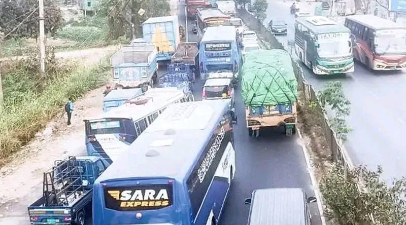 ঢাকা-চট্টগ্রাম মহাসড়কে দীর্ঘ যানজট