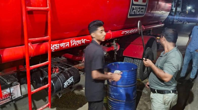 টাঙ্গাইলে মজুত করা ৫১৮০ লিটার তেল জব্দ করায় ২ ব্যবসায়ীকে কারাদণ্ড