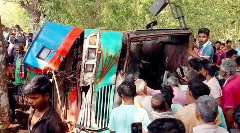 পঞ্চগড়ে গাছে ধাক্কা লেগে উল্টে গেলো যাত্রীবাহী বাস