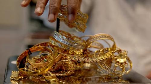 বিশ্ববাজারে স্বর্ণের দাম আরও কমেছে, দেশে ভরি কত?