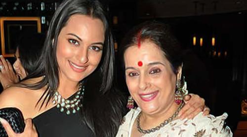 ৪৫ বছর পর র‌্যাম্পে হাঁটলেন সোনাক্ষীর মা পুনম সিন্‌হা!