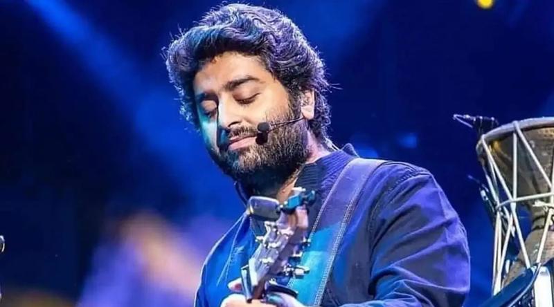 পথহারানো পথিককে রাস্তা চেনাচ্ছেন অরিজিৎ সিং!