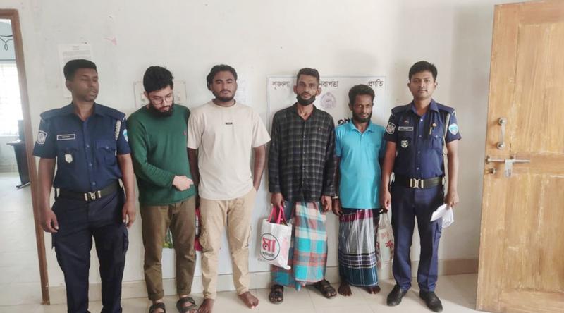 বুড়িচং সীমান্তে অভিযান, ৪ মাদকসেবী আটক