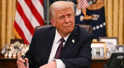 যুক্তরাজ্যের বিমানবাহী রণতরীকে ‘খেলনা’ আখ্যা ট্রাম্পের