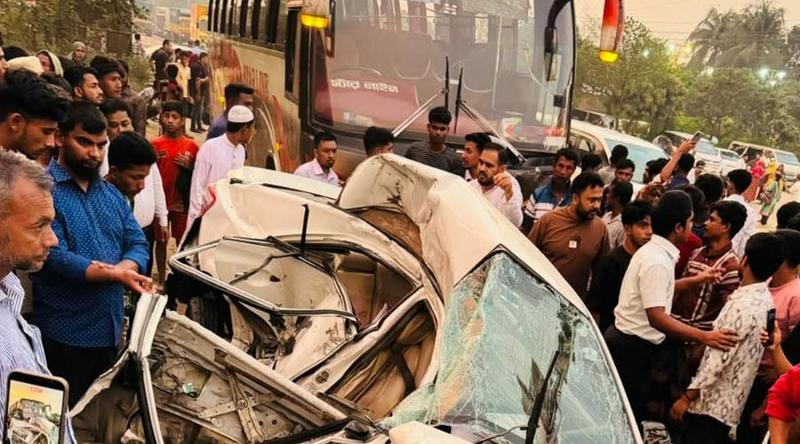 কুমিল্লায় বাসচাপায় প্রাইভেটকারের ৫ যাত্রী নিহত