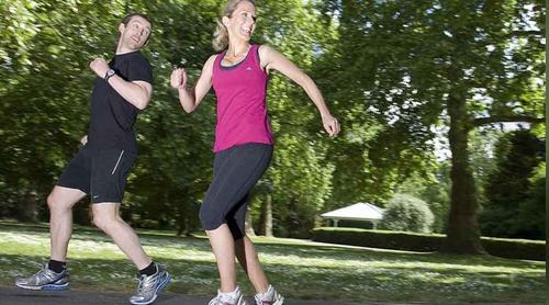 সকালে মাত্র ৩০ সেকেন্ড উল্টো হাঁটার উপকারিতা এতো!