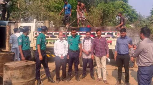 চট্টগ্রাম বিমানবন্দর এলাকায় অভিযান, বিপুল পরিমাণ ‘চোরাই’ ডিজেল জব্দ