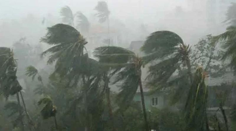 রাতে দেশের ৩ জেলায় ৬০ কি.মি. বেগে ঝড় ও বজ্রসহ বৃষ্টির আশঙ্কা