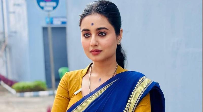 ৩ বছর পর ফের কাজে ফিরেই আলোচনায় স্বস্তিকা দত্ত!