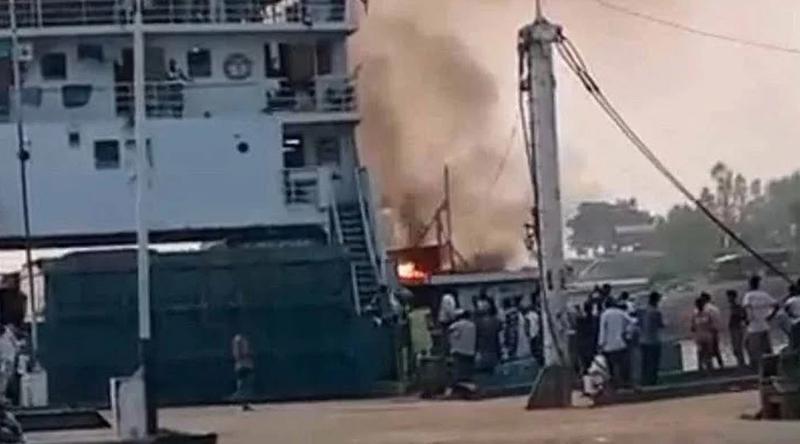 পাটুরিয়ায় ফেরিতে আগুন