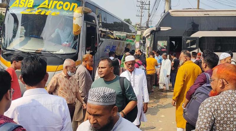 কুমিল্লায় পথে পথে যাত্রীর ভিড়, বাসের জন্য হাহাকার