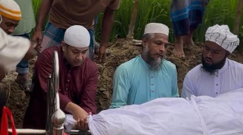 প্রটোকল ভেঙে দাফন কাজে অংশ নেওয়ায় প্রশংসায় ভাসছেন তথ্য প্রতিমন্ত্রী