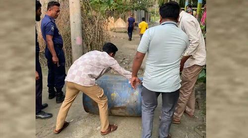 কুড়িগ্রামে বিএনপি নেতার গোয়ালঘরে পাওয়া গেল ড্রামভর্তি পেট্রোল
