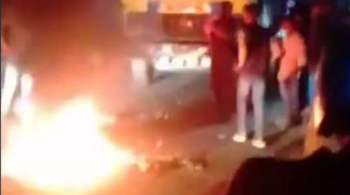 তেল না পেয়ে সাতক্ষীরায় সড়কে আগুন জ্বালিয়ে অবরোধ