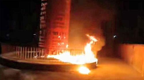 শরীয়তপুরে জুলাই স্মৃতিস্তম্ভে অগ্নিসংযোগ, ভিডিও শেয়ার করে ছাত্রলীগ নেতার ‘বাহবা’